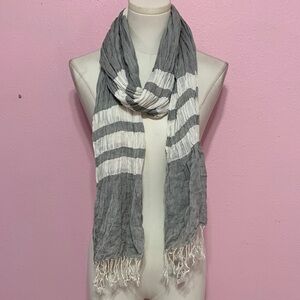 VTG Y2K Abercrombie & Fitch Gray and White Fringe Scarf